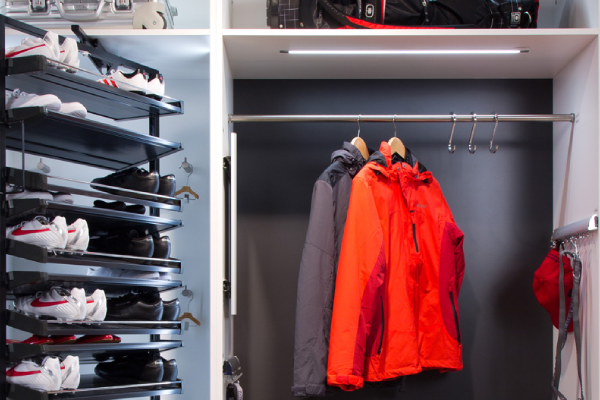 Garderobe mit Schuhen und Jacken