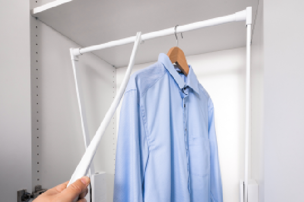 Weisser Schrank mit Hemd