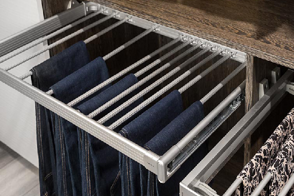 Garderobe mit Hosen