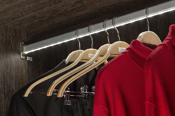 Schrank mit Kleidung